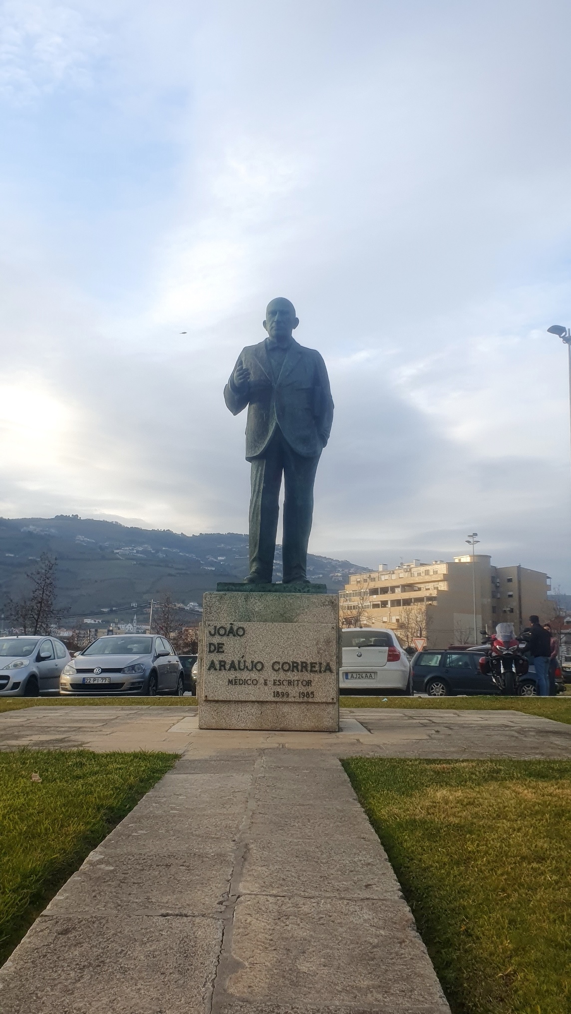 João de Araújo Correia's statue - 01.jpg